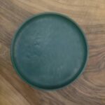 تصویر پیش‌دستی ملامین رنگ ثابت در دو رنگ مشکی و سبز با قطر ۲۰ سانتی‌متر