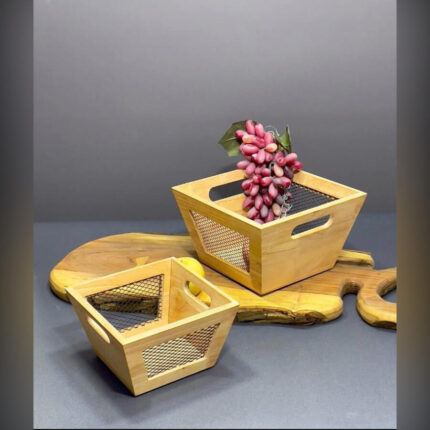 سبد چوبی مخروطی رابر وود با دیواره توری مشکی برای سرو میوه