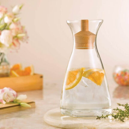 بطری شیشه‌ای آب با درب چوبی در دو سایز ۱ لیتری و ۹۵۰ میلی‌لیتری