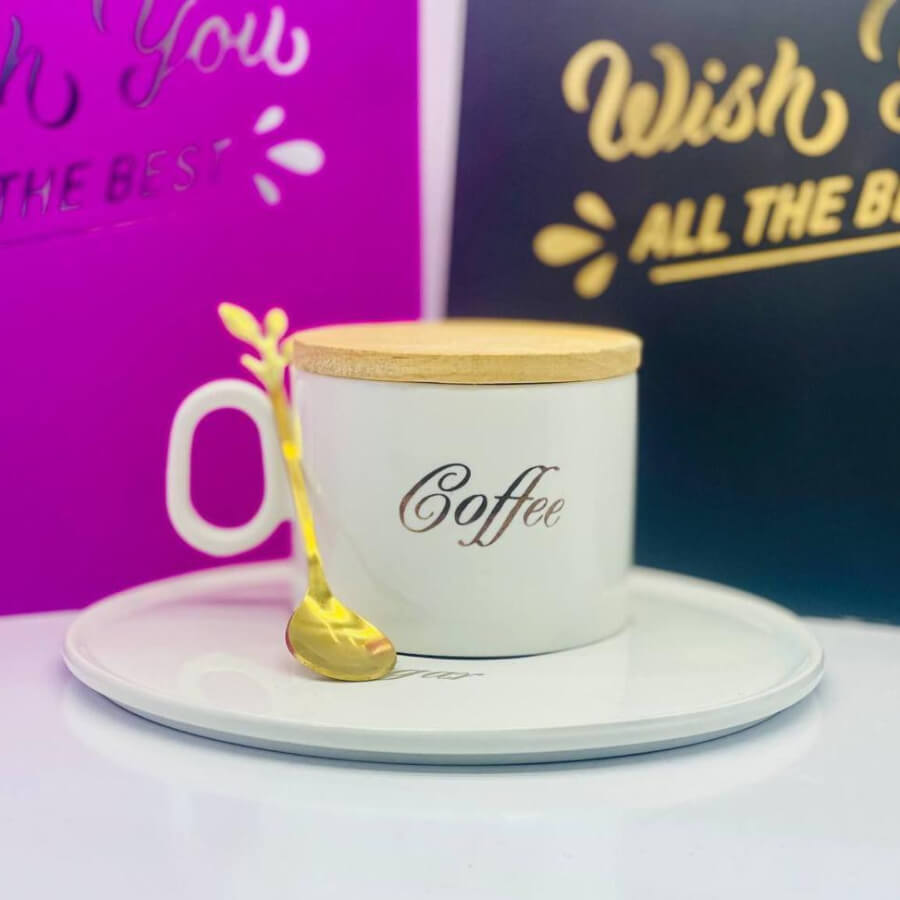 ست فنجان و نعلبکی سرامیکی با درب چوبی ست فنجان و نعلبکی سرامیکی سفید با درب چوبی و قاشق طلایی