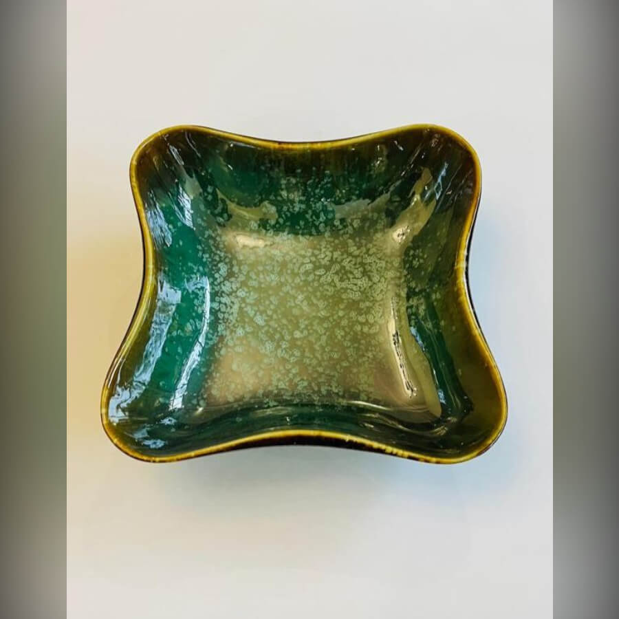 کاسه آجیل سرامیکی دفرمه ۲۰×۲۰ کاسه آجیل سرامیکی دفرمه مناسب سرو آجیل و تنقلات